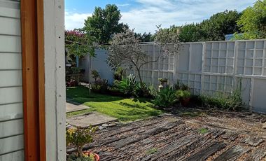 Casa en venta de dos dormitorios, dos cocheras y patio. Zona Nuevo Hospital.