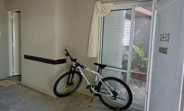 Casa en venta de dos dormitorios, dos cocheras y patio. Zona Nuevo Hospital.