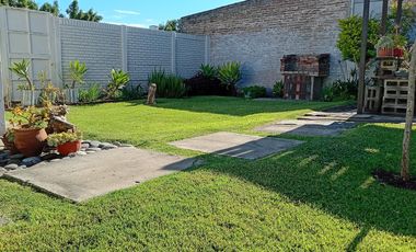 Casa en venta de dos dormitorios, dos cocheras y patio. Zona Nuevo Hospital.