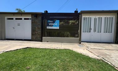 Casa en venta de dos dormitorios, dos cocheras y patio. Zona Nuevo Hospital.