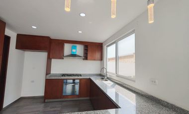 PRECIOSA Y PRACTICA CASA  A DOBLE ALTURA EN PARQUE MEDITERRANEO