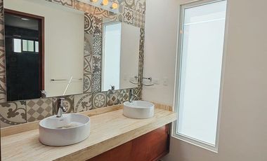 PRECIOSA Y PRACTICA CASA  A DOBLE ALTURA EN PARQUE MEDITERRANEO