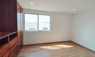 PRECIOSA Y PRACTICA CASA  A DOBLE ALTURA EN PARQUE MEDITERRANEO