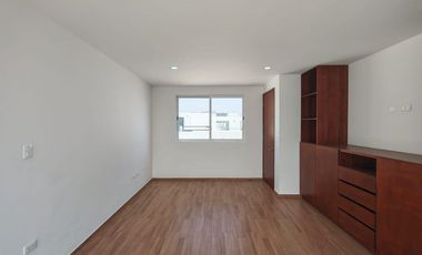 PRECIOSA Y PRACTICA CASA  A DOBLE ALTURA EN PARQUE MEDITERRANEO