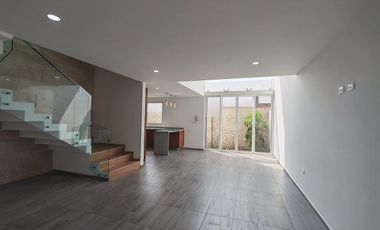 PRECIOSA Y PRACTICA CASA  A DOBLE ALTURA EN PARQUE MEDITERRANEO