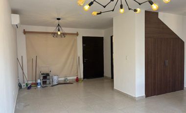RENTA CASA EN EL REFUGIO EN CONDOMINIO CON ALBERCA