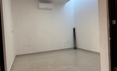 RENTA CASA EN EL REFUGIO EN CONDOMINIO CON ALBERCA