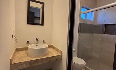 RENTA CASA EN EL REFUGIO EN CONDOMINIO CON ALBERCA