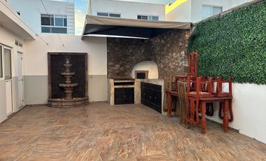 RENTA CASA EN EL REFUGIO EN CONDOMINIO CON ALBERCA