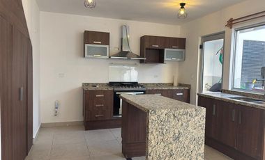 RENTA CASA EN EL REFUGIO EN CONDOMINIO CON ALBERCA
