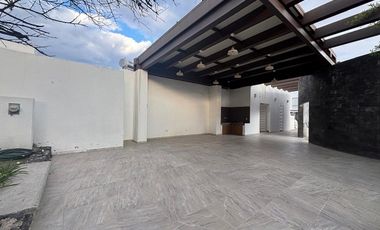 RENTA CASA EN EL REFUGIO EN CONDOMINIO CON ALBERCA