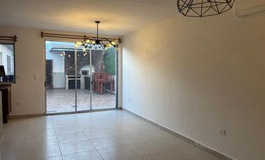 RENTA CASA EN EL REFUGIO EN CONDOMINIO CON ALBERCA