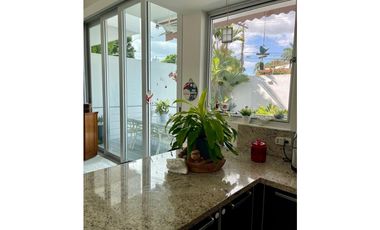 Alquiler de casa con paneles solares en Altos del Golf. VC