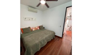 Alquiler de casa con paneles solares en Altos del Golf. VC