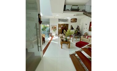 Alquiler de casa con paneles solares en Altos del Golf. VC