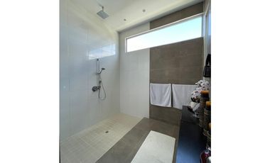 Alquiler de casa con paneles solares en Altos del Golf. VC