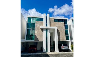 Alquiler de casa con paneles solares en Altos del Golf. VC
