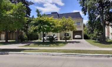 VENTA EXCELENTE CASA 9 AMB, PILETA Y COCHERA EN BARRIO CERRADO - TRISTAN SUAREZ