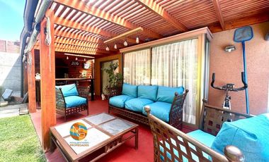 CASA DE 2 PISOS, EN VENTA,  3D+2B+ PISCINA, LA FLORIDA.