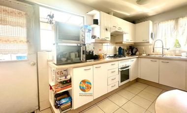 CASA DE 2 PISOS, EN VENTA,  3D+2B+ PISCINA, LA FLORIDA.