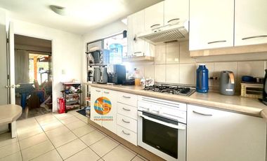 CASA DE 2 PISOS, EN VENTA,  3D+2B+ PISCINA, LA FLORIDA.