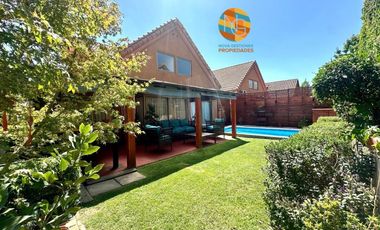 CASA DE 2 PISOS, EN VENTA,  3D+2B+ PISCINA, LA FLORIDA.