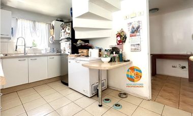 CASA DE 2 PISOS, EN VENTA,  3D+2B+ PISCINA, LA FLORIDA.