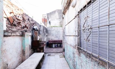 Casa a refaccionar en esq, V Dominico. OPORTUNIDAD