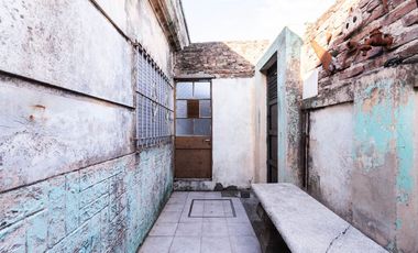 Casa a refaccionar en esq, V Dominico. OPORTUNIDAD