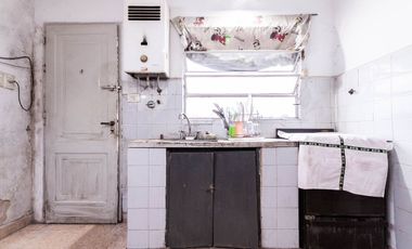 Casa a refaccionar en esq, V Dominico. OPORTUNIDAD