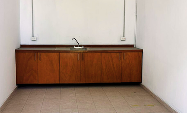 Se renta bodega con oficinas en La Libertad