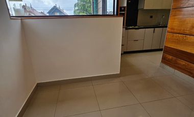 VENTA CASA ESQUINA DOS PISOS EN AVENIDA AUSTRAL