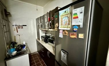 Oficina de 2 pisos con amplio estacionamiento