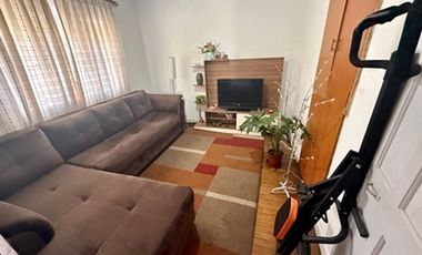 Oficina de 2 pisos con amplio estacionamiento