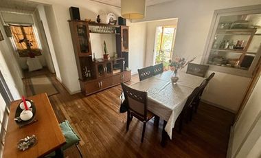 Oficina de 2 pisos con amplio estacionamiento