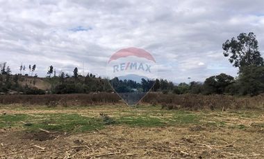 Terreno al lado de plaza de María Pinto.
