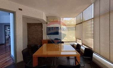 Gran casa oficina / Contramaestre Micalvi