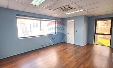 Oficina con estacionamiento en Quilicura