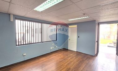 Oficina con estacionamiento en Quilicura