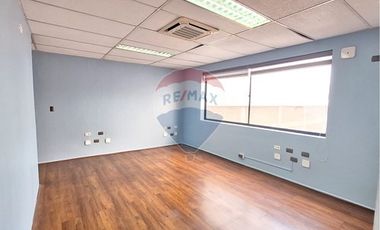 Oficina con estacionamiento en Quilicura