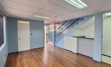 Oficina con estacionamiento en Quilicura