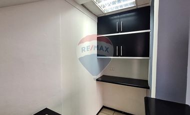 Oficina con estacionamiento en Quilicura