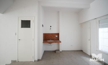 Local en Venta de 48 mts cubiertos con Patio, sin Gas en Olivos Zona Comercial
