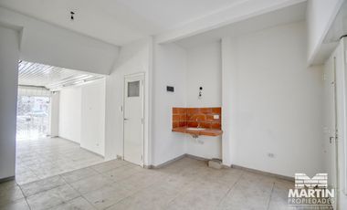 Local en Venta de 48 mts cubiertos con Patio, sin Gas en Olivos Zona Comercial