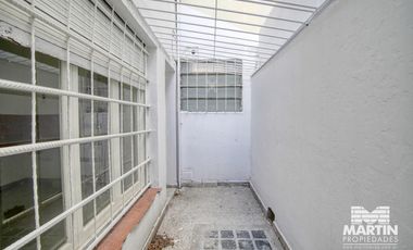 Local en Venta de 48 mts cubiertos con Patio, sin Gas en Olivos Zona Comercial