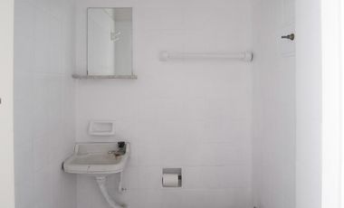 Local en Venta de 48 mts cubiertos con Patio, sin Gas en Olivos Zona Comercial