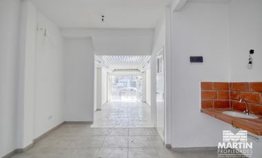 Local en Venta de 48 mts cubiertos con Patio, sin Gas en Olivos Zona Comercial