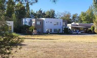 Hermosa propiedad en el Barrio Comahue Golf Club