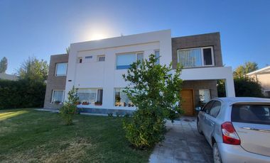 Hermosa propiedad en el Barrio Comahue Golf Club