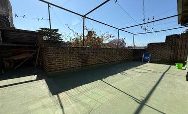 VENTA CASA DE PASILLO PLANTA ALTA 3 DORMITORIOS CON TERRAZA Y PARRILLERO